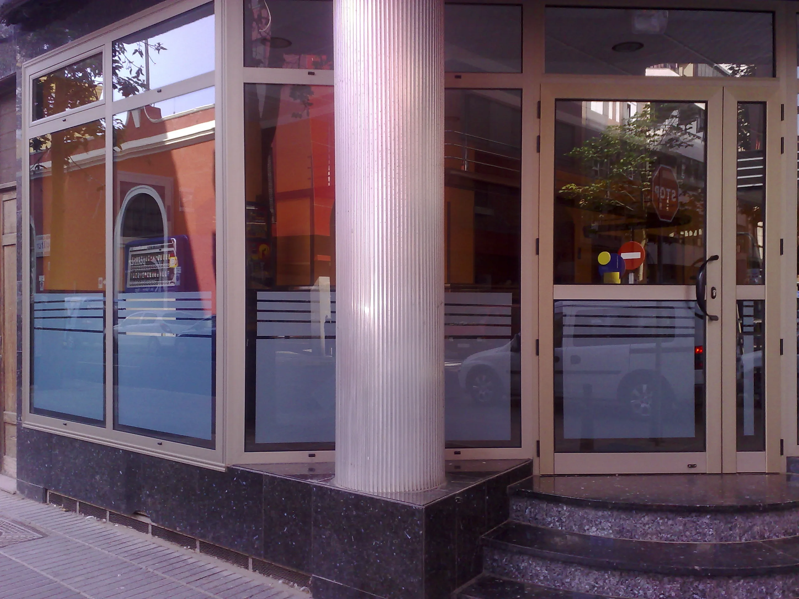 Cristalera comercial decorada con vinilos